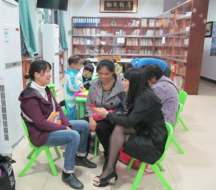 社區活動: 提供活動場所，讓居民陪伴幼兒享用康樂設施，享受鄰里間的閑話家常，看報紙更新時事，了解各種健康資訊，增加鄰里間的關係建立，提供圖書借閱，豐富居民文化生活，樹立健康閱讀風氣。