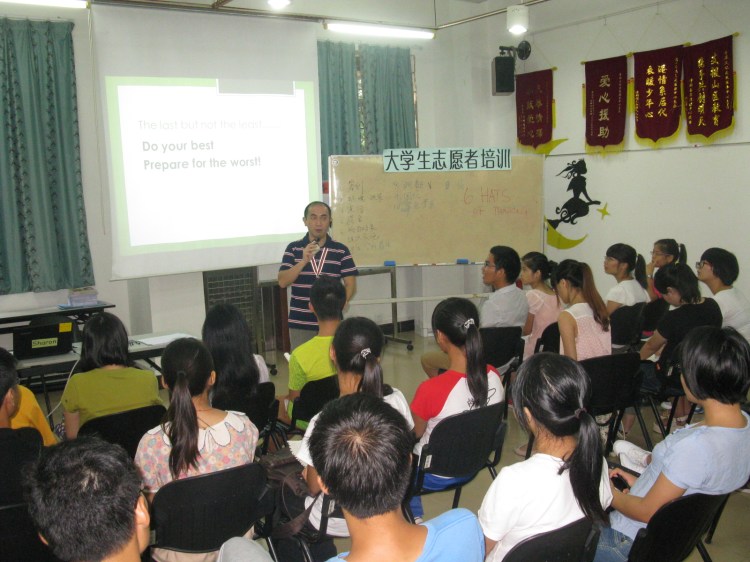 義工培訓: 大學生志願者培訓，培養大學生志願參與社區服務，服務村民、學生。