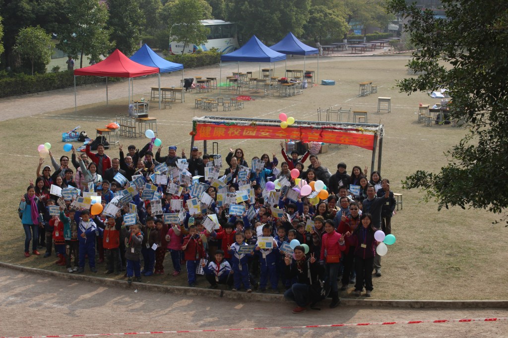 定期開展連續的大型綜合服務，組織不同的義工服務不同地區、領域的對象，奉獻愛心，回饋社會。