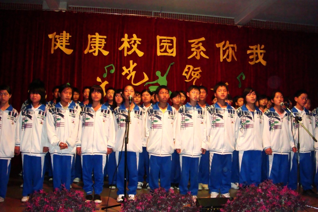 大型綜合服務: 廣場文化，樹立不一樣的廣場文化，體現健康價值，如合唱團到廣場表演。